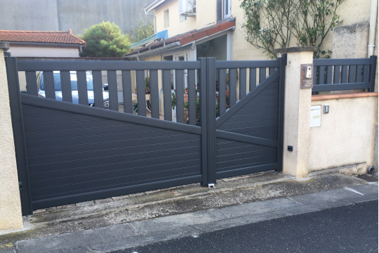 portail 2 vantaux asymetriques anthracite