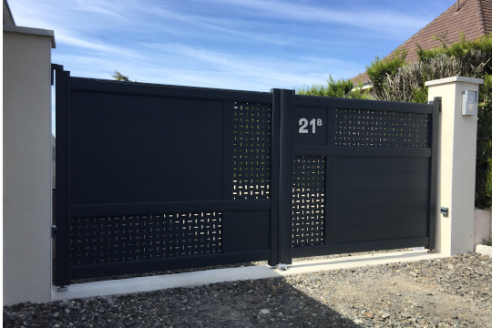 portail 2 vantaux avec tôle décorative