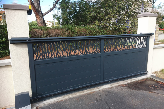 portail coulissant avec tole decorative