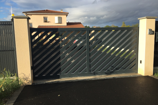 portail coulissant avec barreaudage en biais