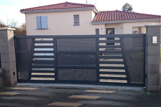 portail coulissant barreaux tole perforee