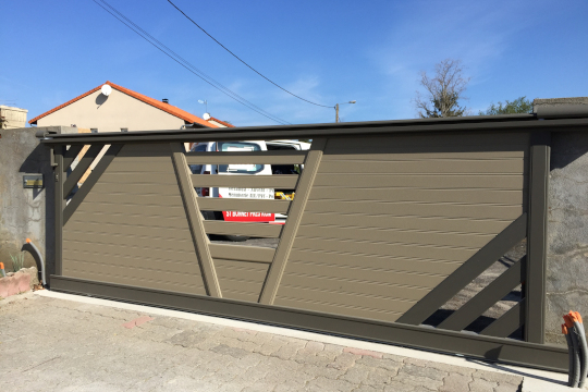 portail coulissant couleur anthracite taupe 