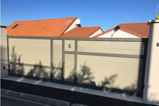 portail coulissant couleur sable desert 