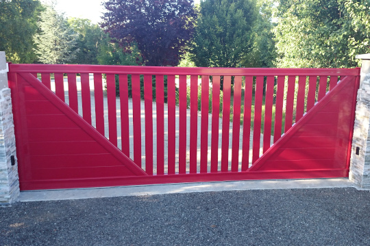 portail coulissant rouge très ajouré