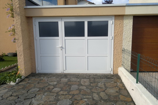 porte de garage battante à vantaux ouverture extérieure