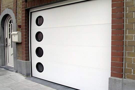 porte de garage sectionnelle avec hublots