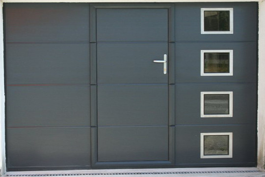 porte de garage sectionnelle à hublots rectangulaires et portillon Chamalières