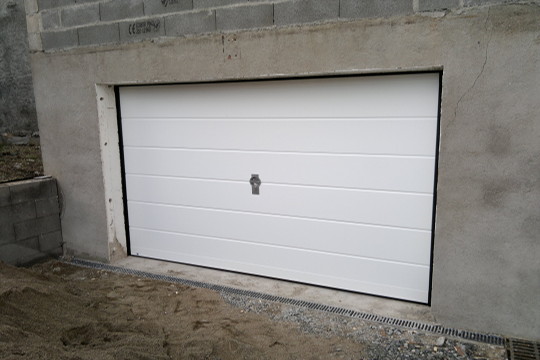 porte de garage avec ouverture manuelle à clef Riom