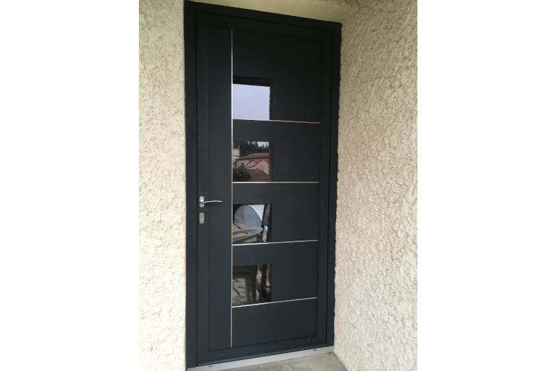 Porte d'entrée vitrages carrés liserés inox Vichy