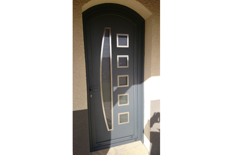 Porte d'entrée avec arc surbaissé et liserés inox Bellerive