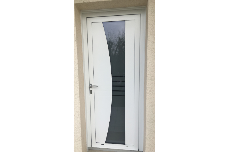 Porte d'entrée vitrage tout hauteur Bellerive