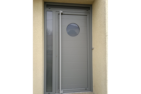 Fabricant porte d'entrée avec bâton de maréchal et oeil vitré Riom alu