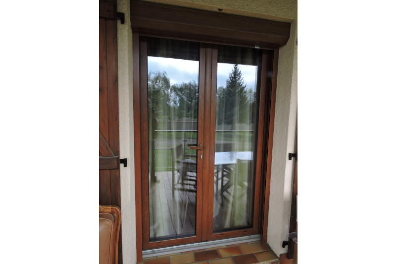 Porte fenêtre équipée d'un volet roulant Vichy